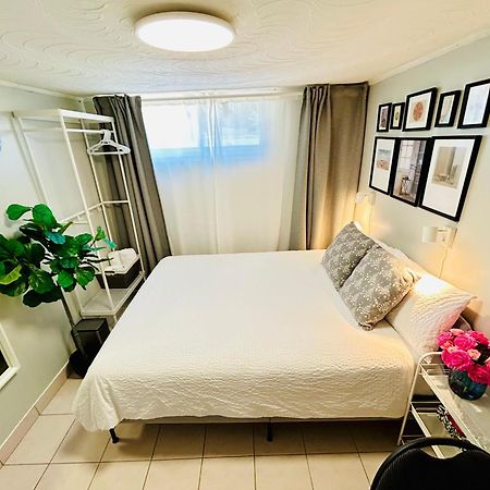 Cozy Basement Room-Private Bath - Near Subway Line 1 - Toronto Ngoại thất bức ảnh