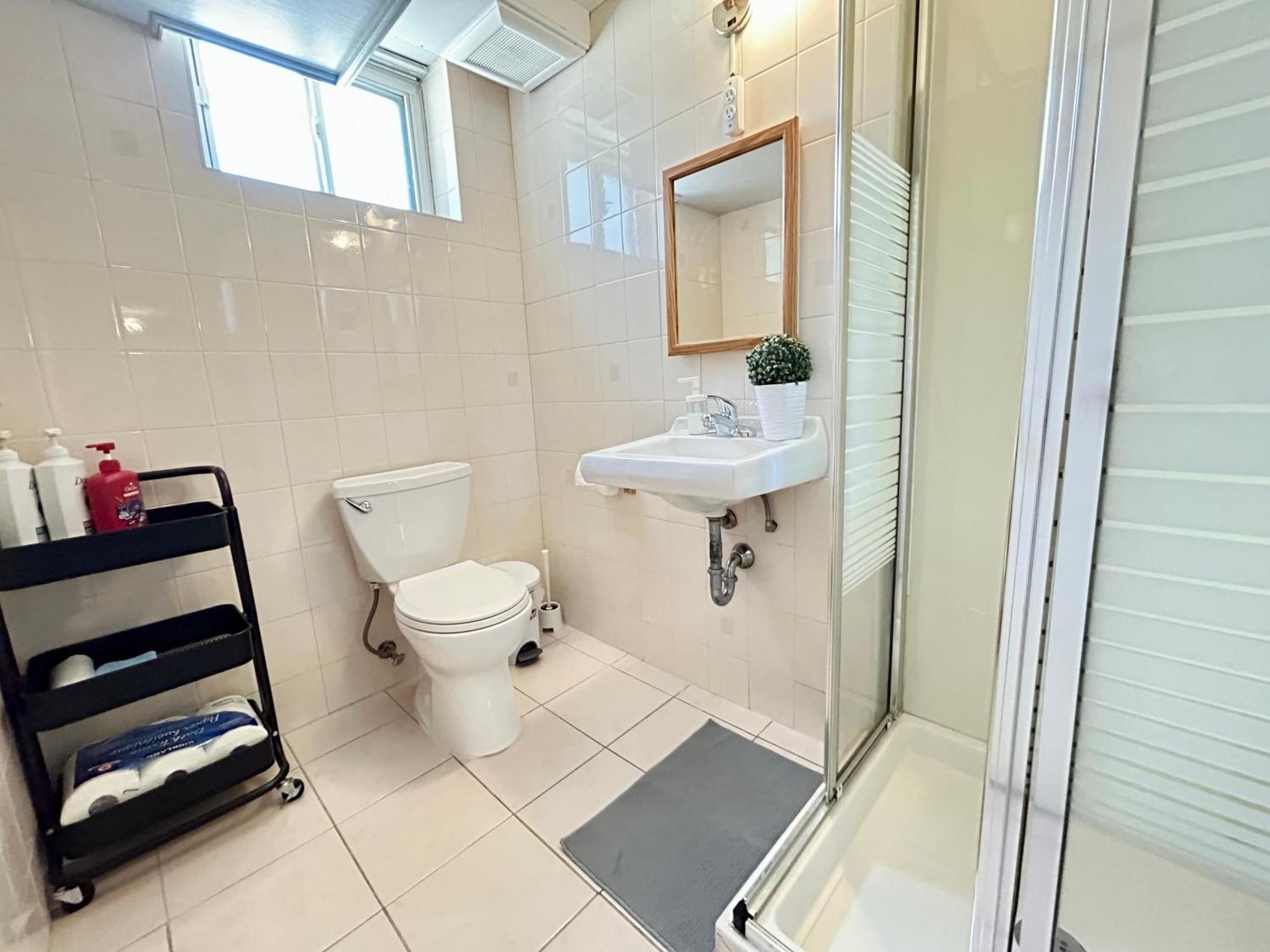 Cozy Basement Room-Private Bath - Near Subway Line 1 - Toronto Ngoại thất bức ảnh