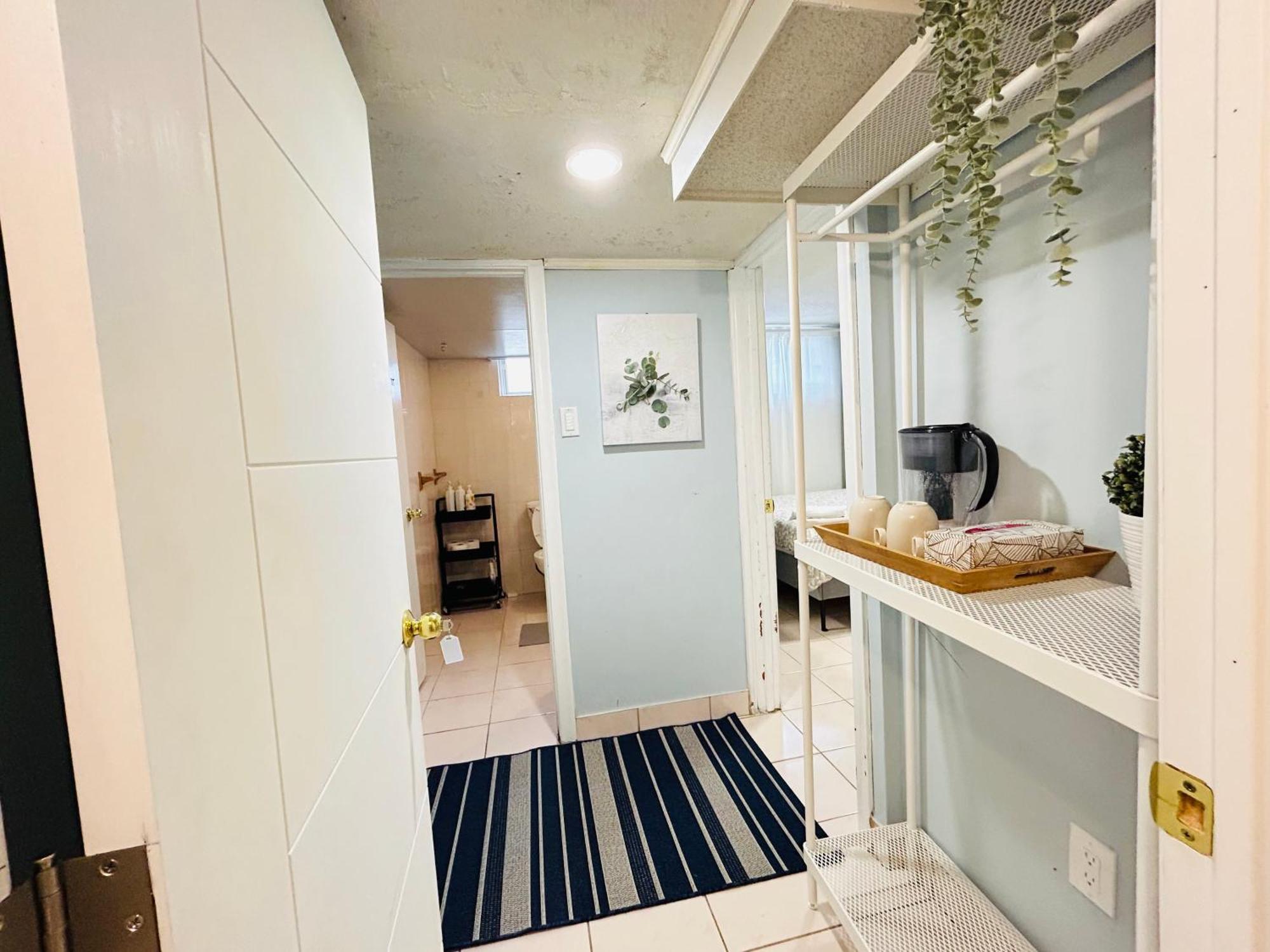 Cozy Basement Room-Private Bath - Near Subway Line 1 - Toronto Ngoại thất bức ảnh