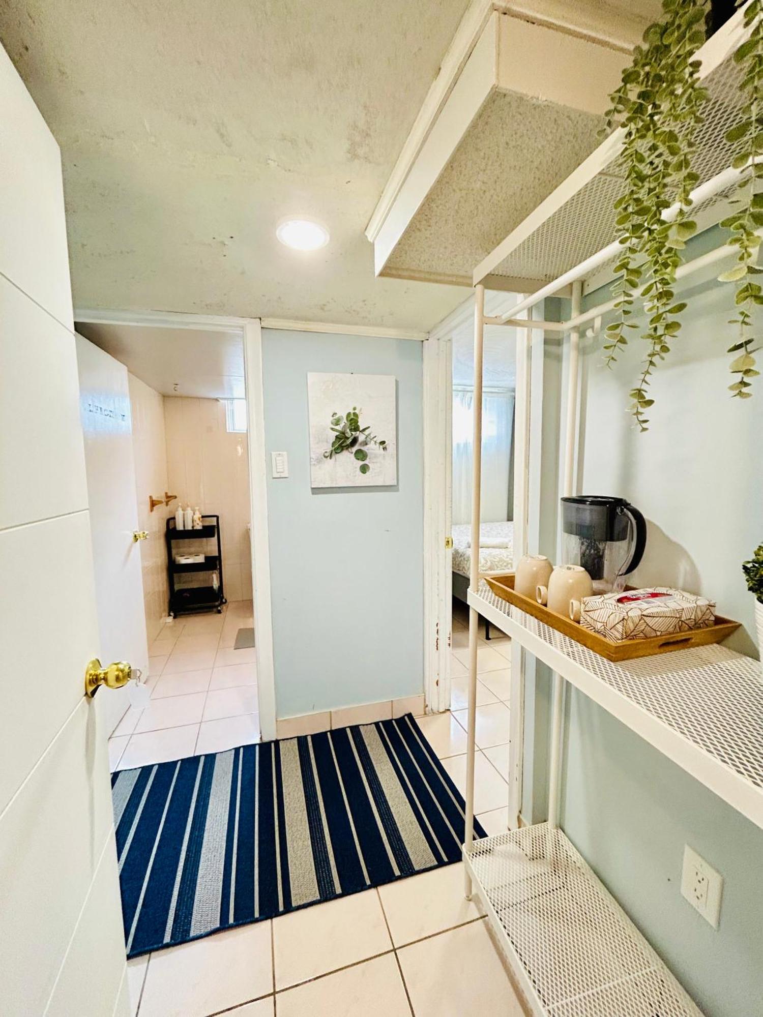 Cozy Basement Room-Private Bath - Near Subway Line 1 - Toronto Ngoại thất bức ảnh