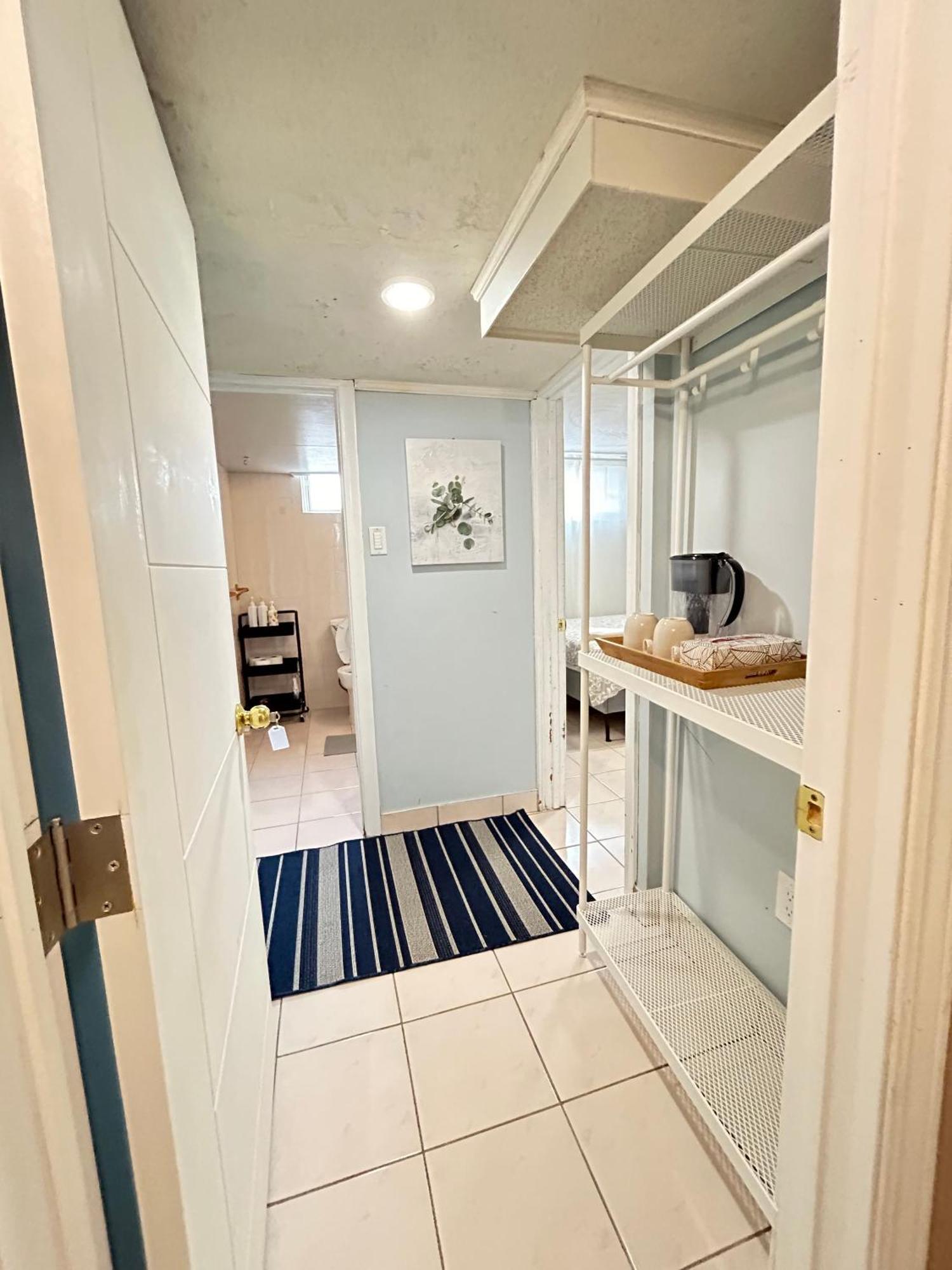 Cozy Basement Room-Private Bath - Near Subway Line 1 - Toronto Ngoại thất bức ảnh